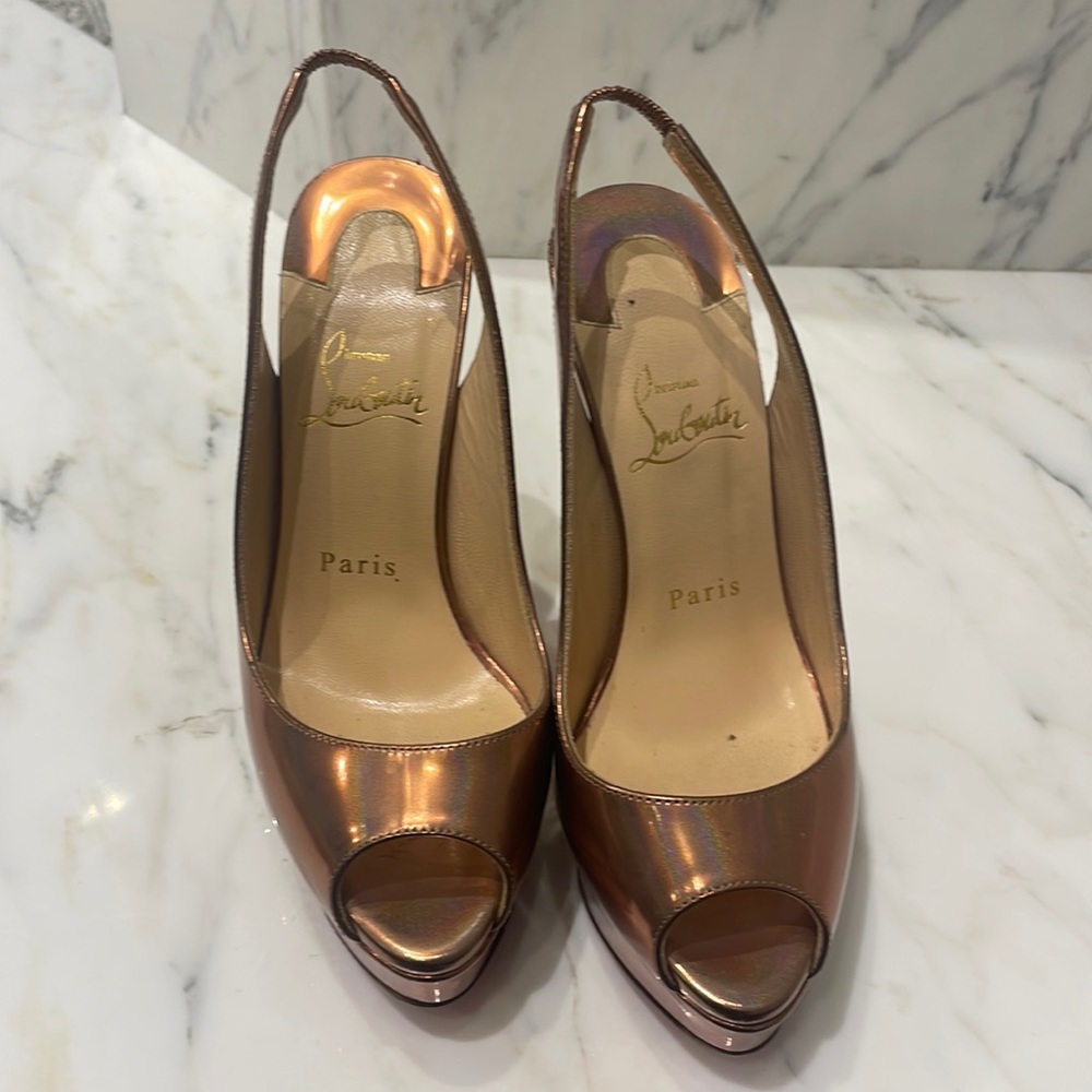 AUTHENTIC LOUBOUTIN!!! beautiful rare color hardly worn